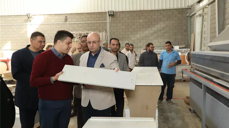 محافظ بني سويف يتفقد مصانع الأسمدة والصناعات الخشبية والأثاث