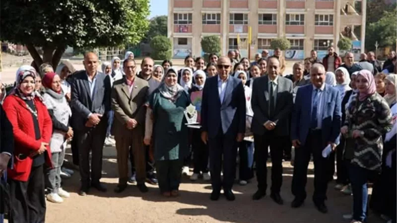 محافظ المنيا يكرم مجموعة من الطالبات بمدرسة الثانوية بنات بملوي