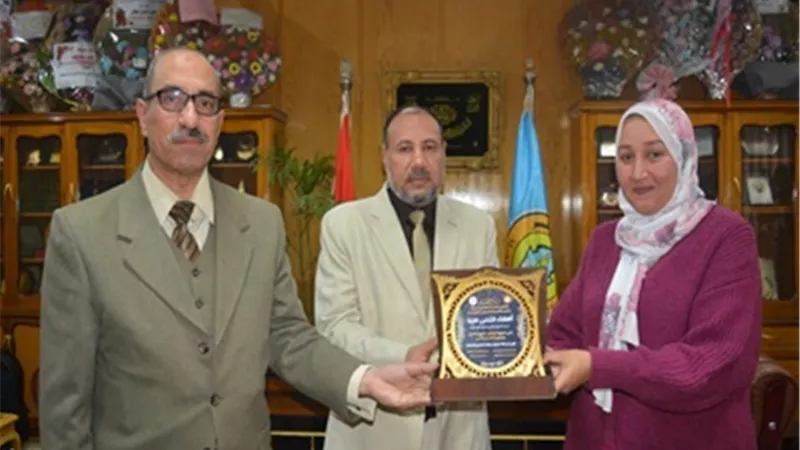 نائب رئيس جامعة الأزهر يكرم طالبتين لإتقانهما حفظ القرآن الكريم