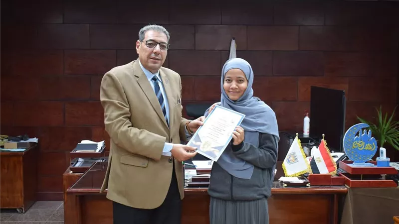 وكيل تعليم جنوب سيناء يكرم موهوبين الإعلام لطالبات الزهور الثانوية
