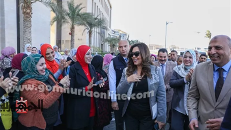ممر شرفي لتهنئة وزيرة التنمية المحلية بفوزها بجائزة التميز