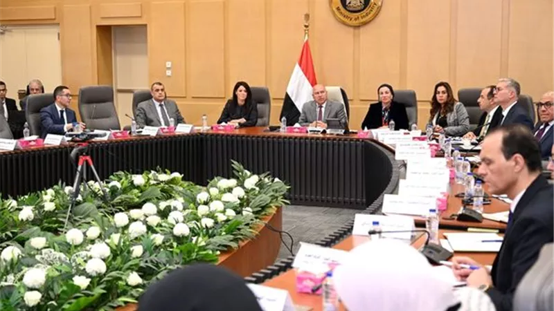 وزير الصناعة والنقل: خطة لتطوير مصنع الألومنيوم بنجع حمادي