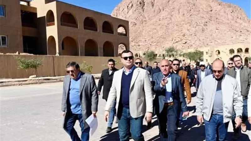 وزير الإسكان يتفقد سيرالعمل بمنطقة الزيتونة بمشروع تطوير التجلي الأعظم