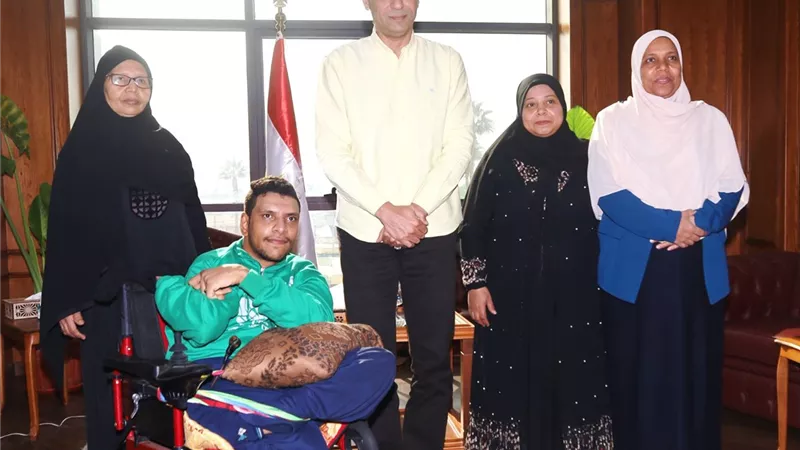 محافظ السويس يكرم محمد دياب من ذوي الهمم