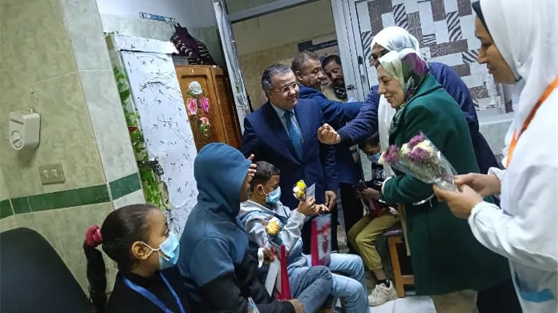 نائب رئيس جامعة بنها توزع الهدايا على الأطفال المرضى بالمستشفى الجامعي