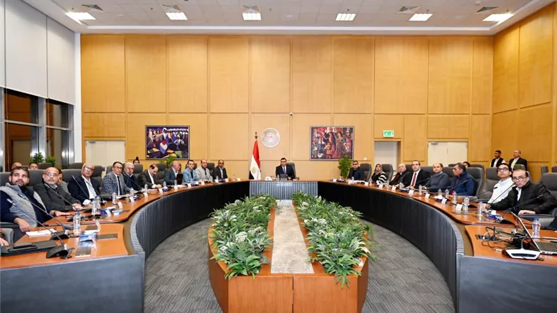 اجتماع موسع لوزير الإسكان بشركات المقاولات بمشروع تطوير موقع التجلى الأعظم