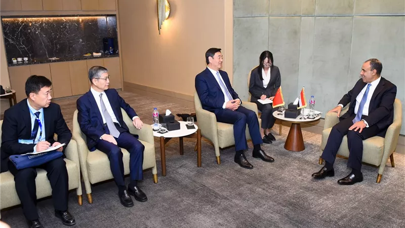 وزير الخارجية والهجرة يلتقي مع مبعُوث الصين للشرق الأوسط