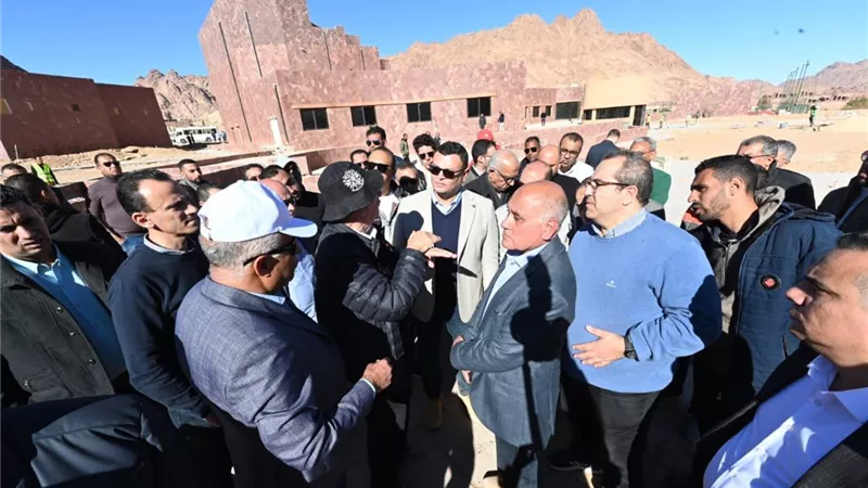 وزير الإسكان يتفقد سير العمل بمشروع تطوير موقع التجلى الأعظم
