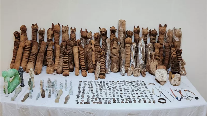 حبس عاطلان ١٥يوما للاتجار بالاثار ضبط بحوزتهما ٣٦٠ قطعة وموميات