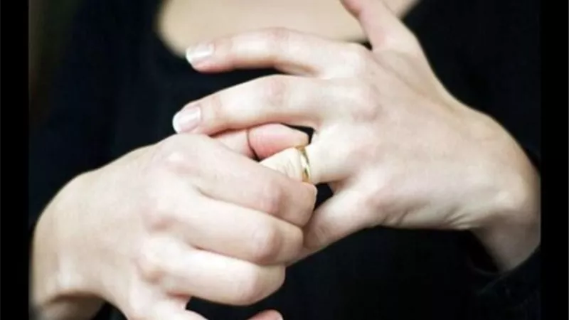 عشرنية فى دعوى خلع: اختة تقوم بأعمال سحر وبتتدخل فى كل حاجة