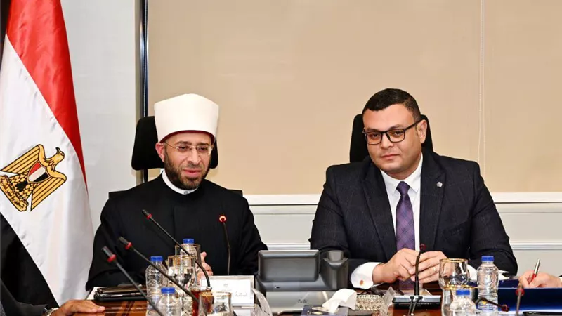 وزيرا الإسكان والأوقاف يناقشان عدداً من الموضوعات المشتركة