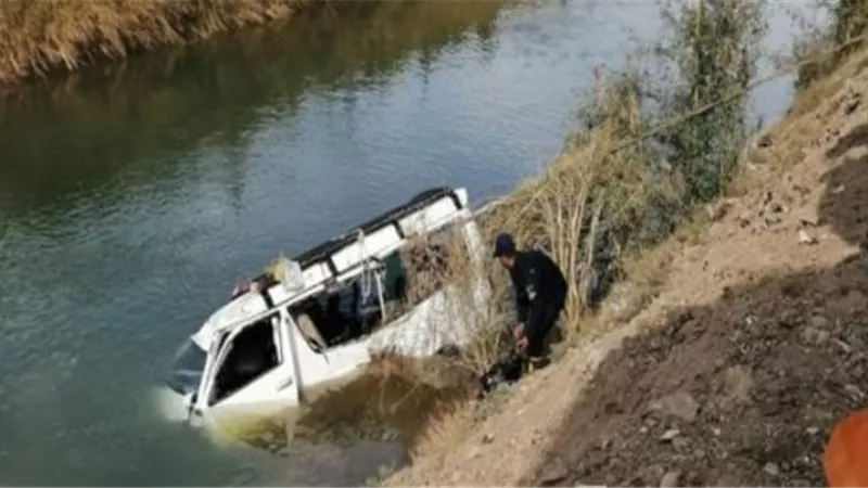 إصابة 2 فى انقلاب سيارة ميكروباص داخل ترعة بقنا