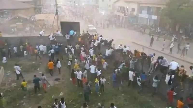 بالفيديو.. أكثر من 100 قتيل وجريح فى نهائي غينيا.. بسبب ضربة جزاء