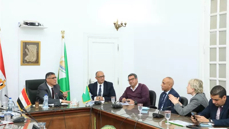 محافظ الجيزة يلقى عددا من المواطنين لحل شكواهم