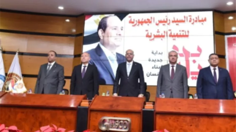 وزير العمل يُسلم عقود عمل لذوي همم ويكرم 