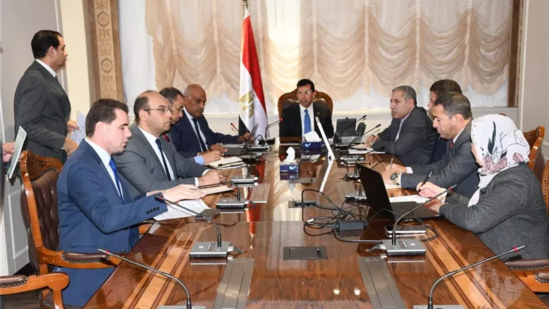 وزير الرياضة يبحث المراجعة الشاملة لمراكز الشباب