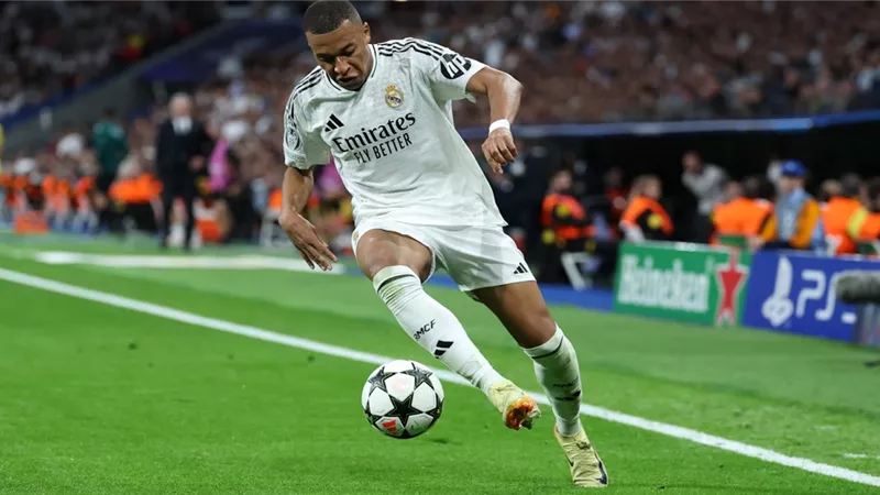 كورتوا يوجه نصيحة إلى مبابي للتغلب على الصعوبات في ريال مدريد