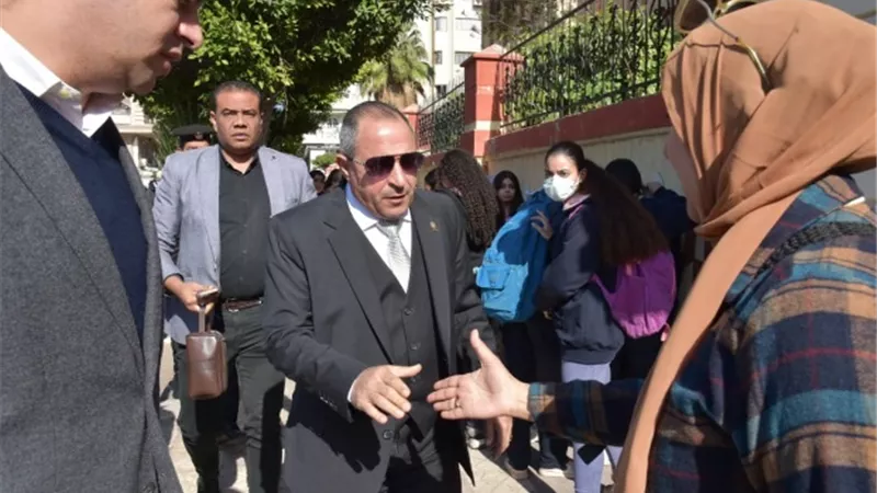 محافظ بورسعيد تفقد حريق بمخزن الثانوية بنات واطمئن على الطالبات