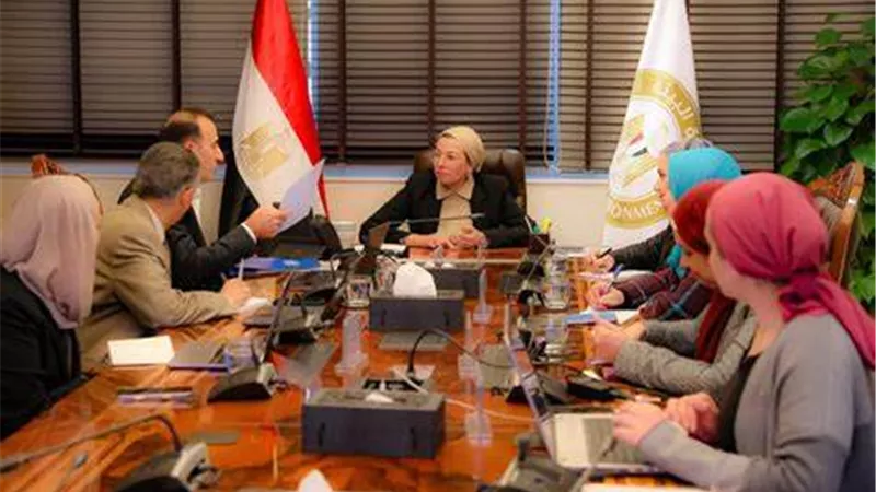 احتواء تسرب بقعة زيت من سفينة شحن في القصير