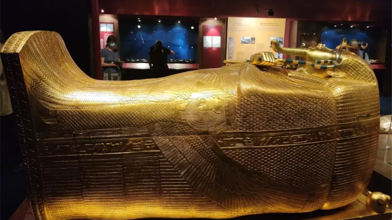 الأضرحة الذهبية المتداخلة
