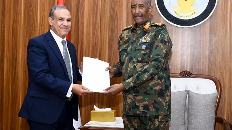 وزيرالخارجية ينقل رسالة من الرئيس السيسي لرئيس مجلس السيادة السوداني