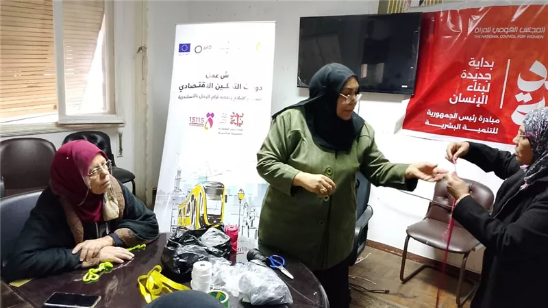 قومى المرأة بالإسكندرية ينظم دورة تدريبية لتعليم المكرمية