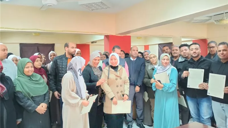 تسليم ٣٠ شاباًعقود عمل في قطاع الملابس الجاهزة بالاسماعيلية