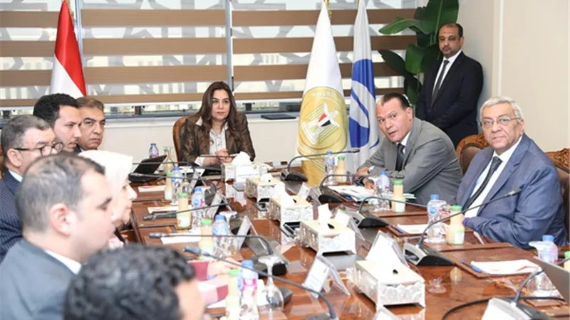 منال عوض ومحافظ الدقهلية يشهدان توقيع عقدغلق مقلب قلابشو