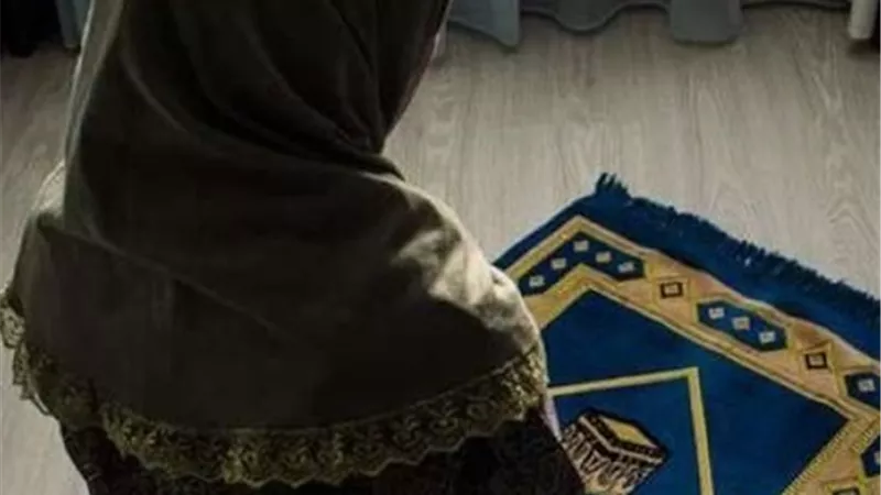 من فاتته صلاة في السفر كيف يقضيها بعد عودته؟