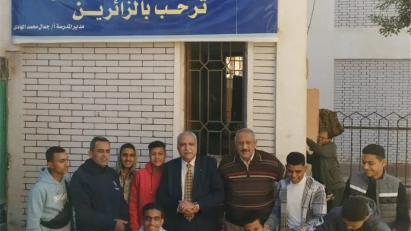 مدير تعليم القليوبية يشارك طلاب مدرسة 