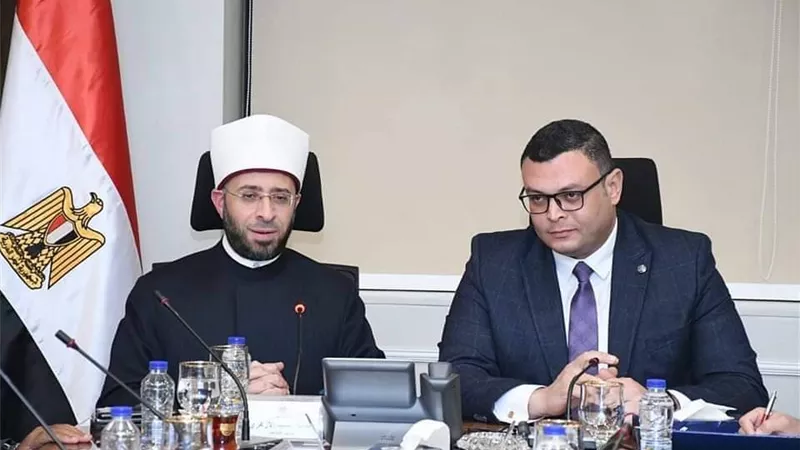 وزيرا الإسكان والأوقاف يناقشان عددًا من الموضوعات المشتركة