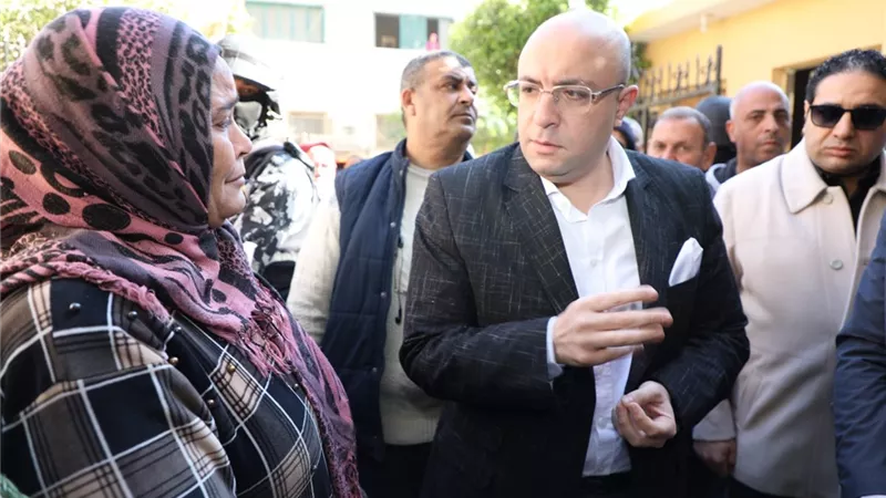 محافظ بني سويف يلتقى المواطنين خلال زيارته للفشن