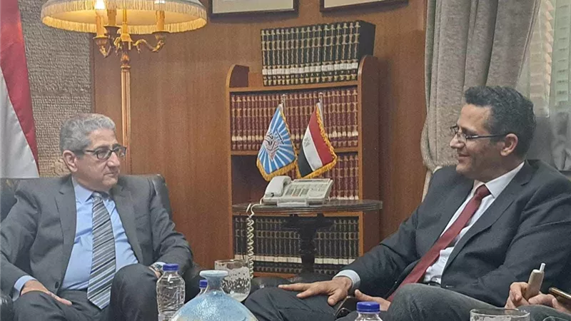 نقيب الصحفيين يناقش تحديات الأجور وظروف العمل ضمن جولته لطرق الأبواب
