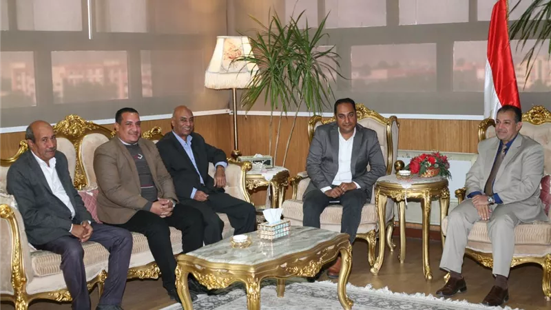 رئيس جامعة جنوب الوادي يلتقي أعضاء اللجنة النقابية للصحفيين بقنا