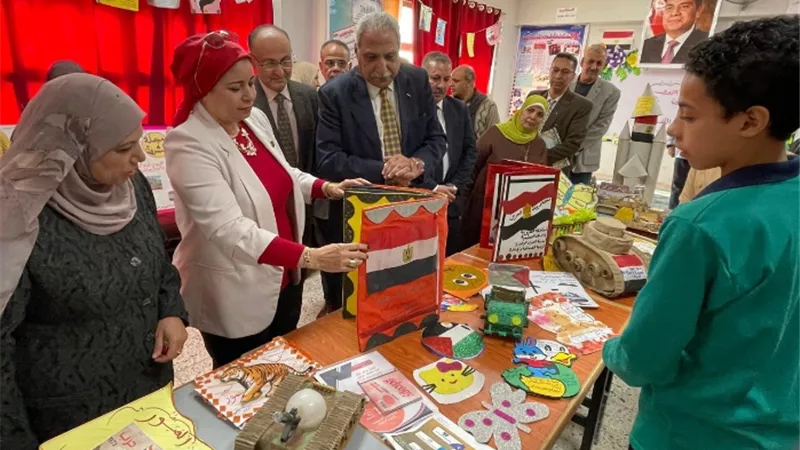 مصطفى عبده يشيد بالمعرض المقام بمدرسة الشهيد مدحت طلعت الرسمية ببنها