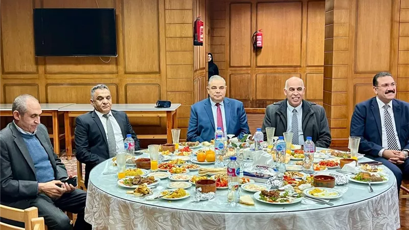 رئيس جامعة كفرالشيخ يجتمع بمجلس اتحاد الطلاب ويشاركهم وجبة الغداء