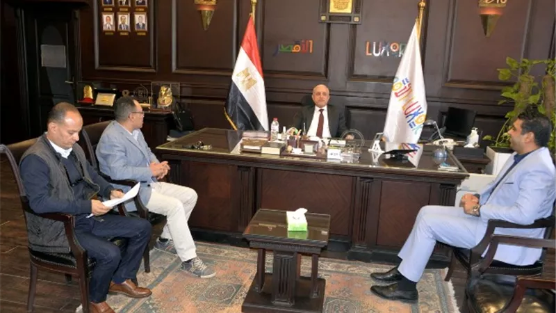 محافظ الأقصر يبحث خطط تطوير المناطق الأثرية بالمحافظة