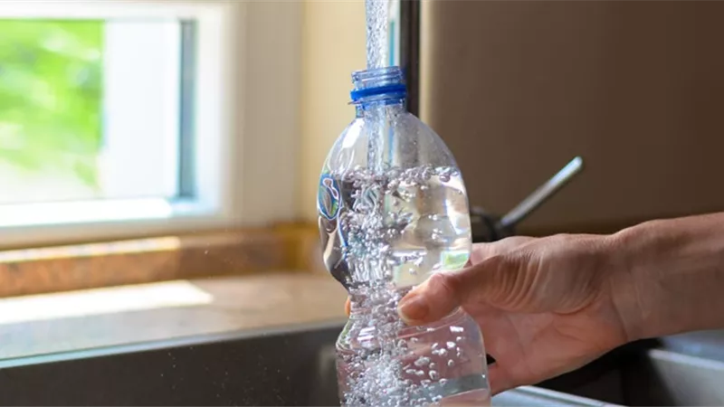 احذر .. إعادة استخدام عبوات المياه وحاويات الطعام البلاستيكية