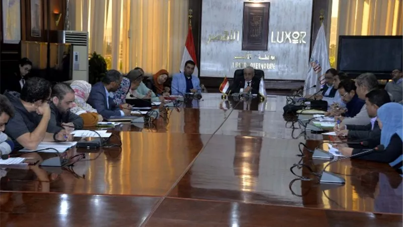 محافظ الاقصر يتابع الموقف التنفيذى لمنظومة التصالح