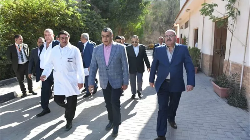 وزير الإنتاج الحربي يتفقد المركز الطبي التخصصي