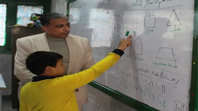 عطية يتابع سير العمليه التعليميه بمدارس إدارة الدقى بالجيزة