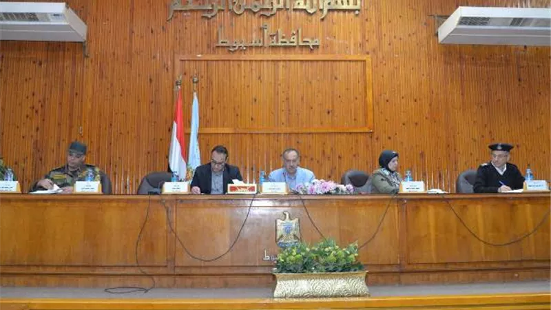 محافظ أسيوط يستعرض موقف مبادرة 