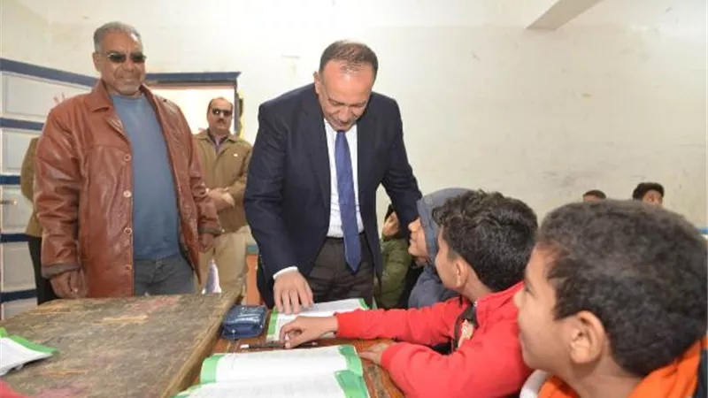 محافظ أسيوط يوجه بإثابة إحدى المعلمات لجهودها مع التلاميذ