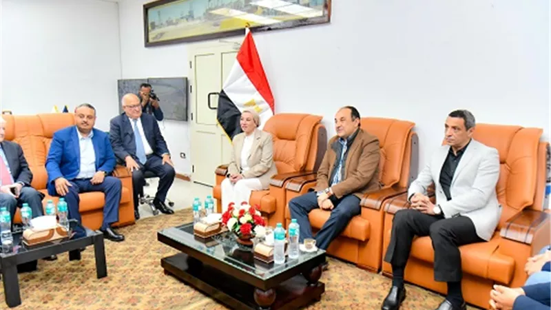 وزيرا قطاع الأعمال والبيئة يعقدان لقاء موسعا مع محافظ السويس