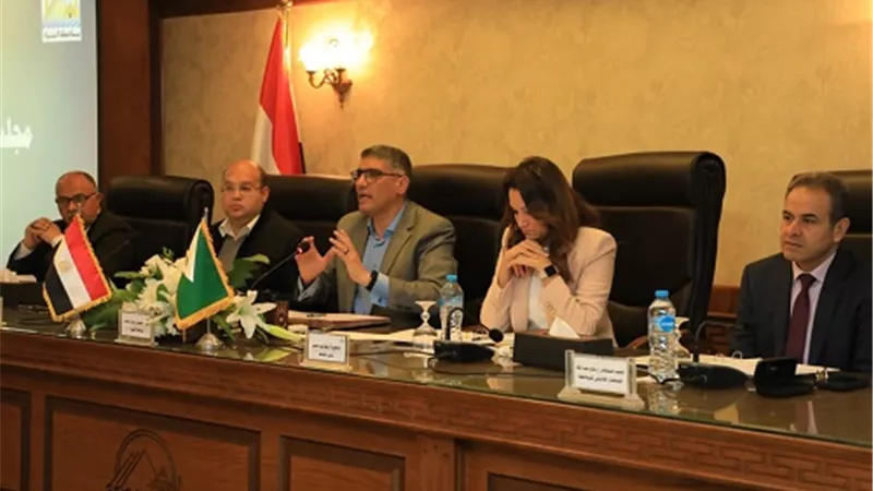 محافظ الجيزه يبحث تطوير منظومة الإعلانات والتسويق وتعظيم الموارد
