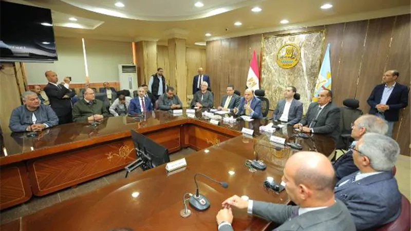 محافظ كفرالشيخ يناقش عددًا من طلبات واحتياجات الصيادين والمزارعين