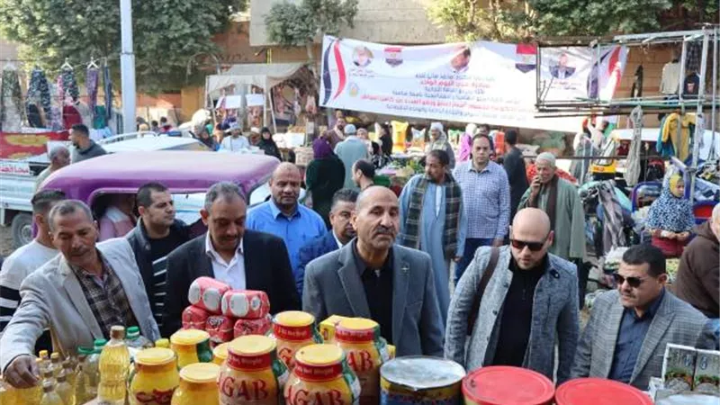 سكرتير بنى سويف يتفقد سوق اليوم الواحد بمركز ببا