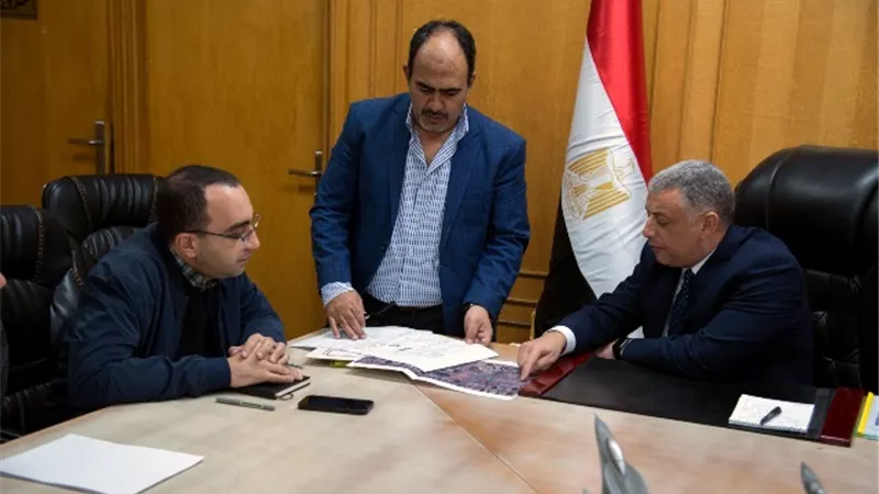 محافظ الاسماعيلية:تطوير ميدان السلام وموقف سيارات حضاري
