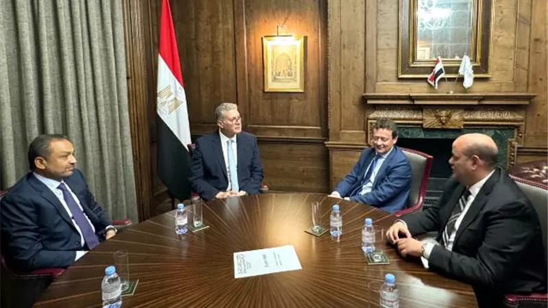وزير البترول يبحث مع مسئولي كارلايل العالمية خططها في تنمية الحقول