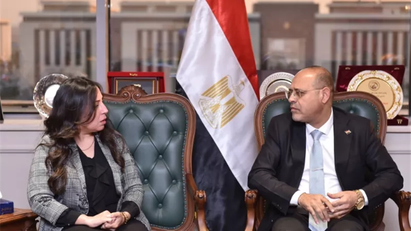 وزير العمل يبحث مع وفد شركة 